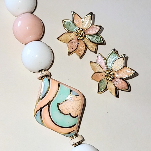 1980s PEACH & IVORY JAPAN ACRYLIC BEAD NECKLACE - ENAMEL PIERCED EARRINGS - Picture 2 of 8